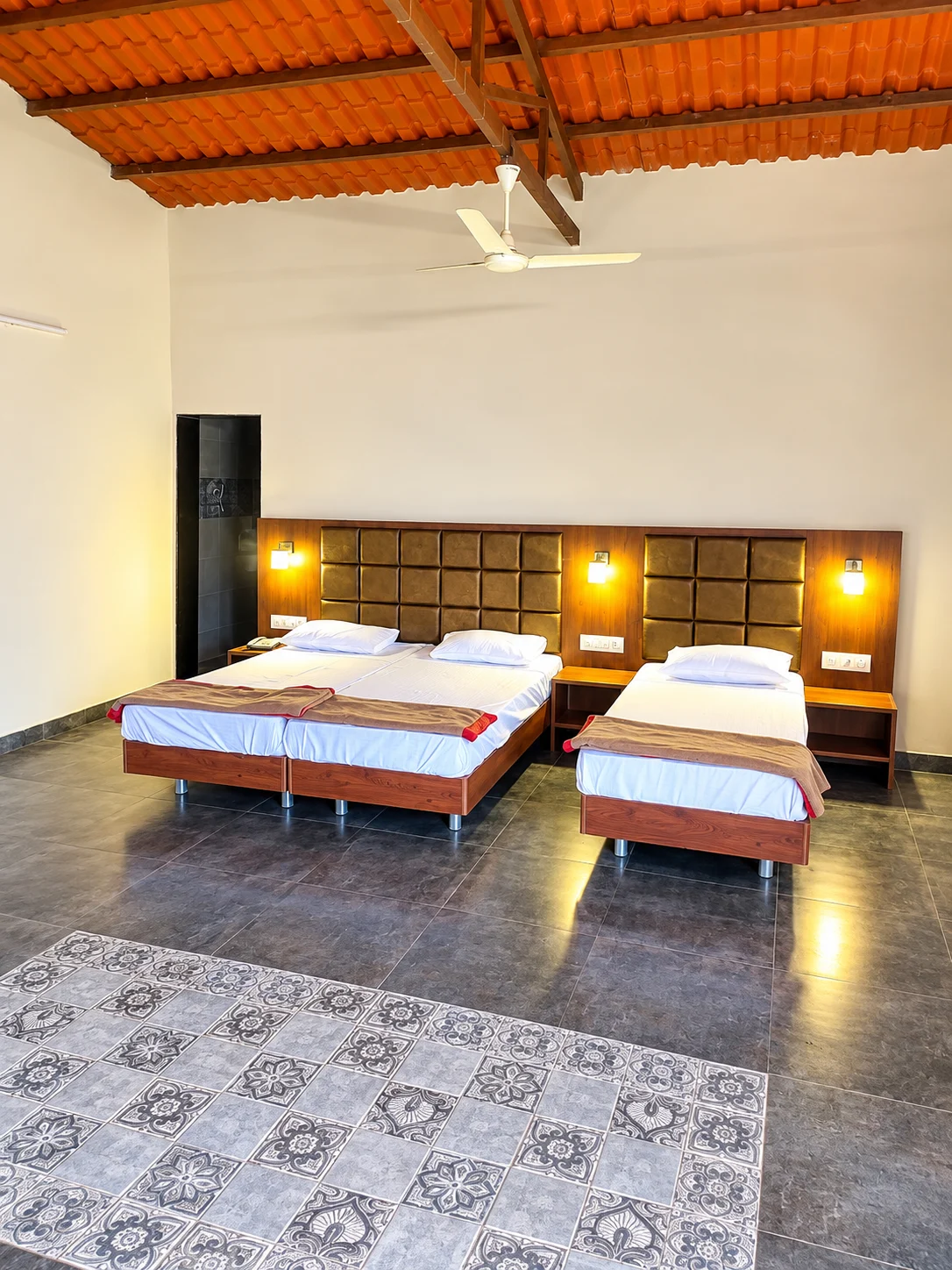 Farmhouse lake view family room with 7 beds at Viva Andur
